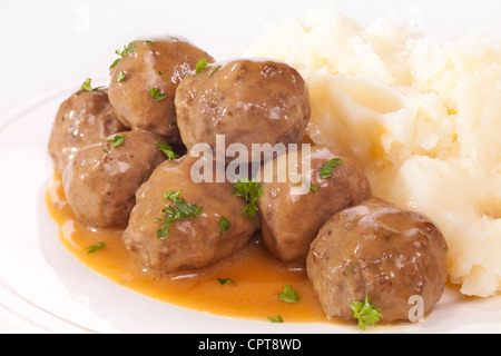 Un piatto di polpette svedese in salsa alla panna con purea di patate. Foto Stock