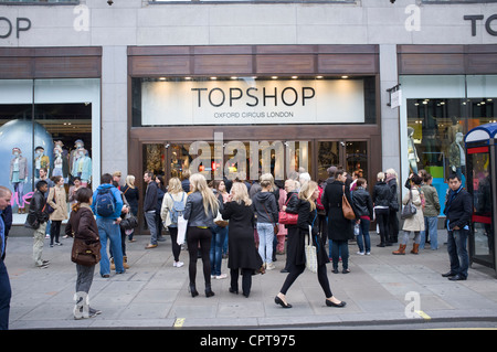 Topshop store a Londra, in Oxford Street area dello shopping. Gli acquirenti sono in attesa per il negozio per aprire una domenica mattina alle 11am Foto Stock