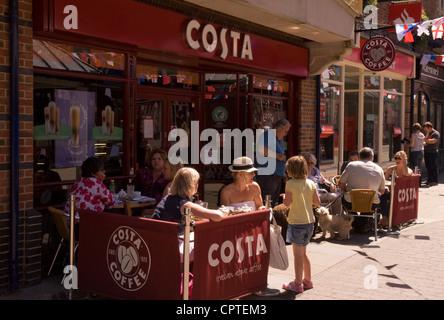 Per coloro che godono di una rilassante giornata estiva bere fuori Costa Coffee, MONTONI A piedi, Petersfield, Hampshire, Regno Unito. Foto Stock