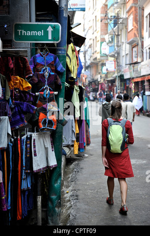 Donna passeggiate turistiche in giù lungo la strada di Thamel a Kathmandu in Nepal Foto Stock