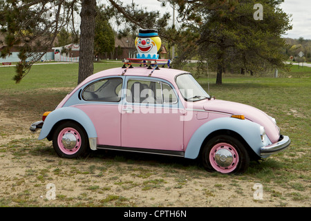 Vecchi rosa scarabeo di Volkswagen con una testa di clown in cima alla ciliegia ciotola Drive-In Theatre Foto Stock