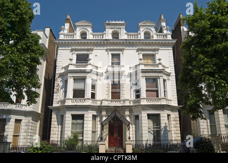 Grosse staccate 1862 casa con un grado II elenco, in stile italianamente, ora suddivisa in appartamenti a Holland Park, Londra, Inghilterra Foto Stock