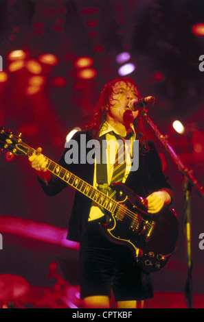 AC/DC, gruppo rock australiano, formatosi nel 1973, chitarrista Angus Young durante un concerto, circa 1990, Foto Stock