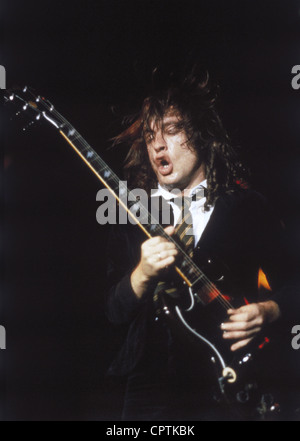 AC/DC, gruppo rock australiano, formatosi nel 1973, chitarrista Angus Young durante un concerto, circa 1990, Foto Stock