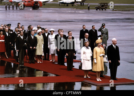 Elizabeth II, * 21.4.1926, Regina del Regno Unito dal 1952, visita di Stato in Germania 1965, arrivo all'aeroporto di Wahn, con il presidente della Germania Heinrich Luebke, Foto Stock