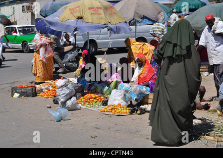 Donne che vendono pomodori in un mercato informale nel centro della città di Gibuti, Gibuti, Corno d'Africa. Foto Stock