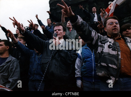 Kuehnen, Michael, 21.6.1955 - 25.4.1991, neonazista tedesco, a metà lunghezza (centro), con il suo collega austriaco neo-nazista Gottfried Kuessel (a destra), durante un rally a Dresda, Germania, 20.10.1990, Foto Stock