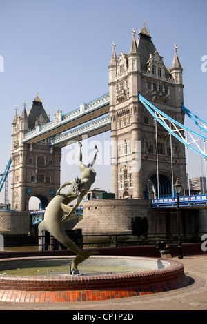 " Ragazza con un delfino " scultura di David Wynne (1973) sul lato nord-est del Tower Bridge. Il Tower Bridge attraversa il fiume Tamigi a Londra Foto Stock