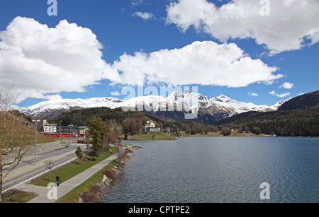 Moritz e il Lago di San Moritz in primavera, alta Engadina, Svizzera Foto Stock