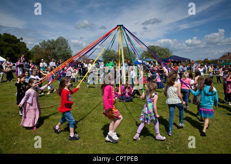 Maypole tradizionale danza, Ringmer Village Fete, Sussex, Inghilterra Foto Stock