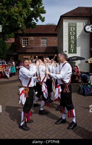 Brighton Morris uomini di eseguire al di fuori del Dorset Pub di Lewes, nel Sussex, Inghilterra Foto Stock