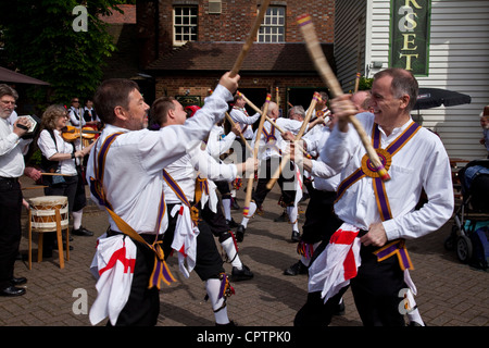 Brighton Morris uomini di eseguire al di fuori del Dorset Pub di Lewes, nel Sussex, Inghilterra Foto Stock