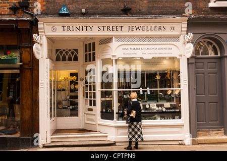 Una donna di window shopping in Trinity Street gioiellieri a Cambridge , Inghilterra , Inghilterra , Regno Unito Foto Stock
