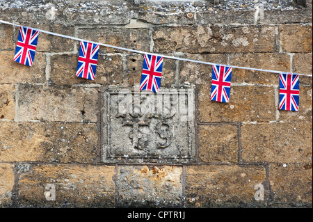 Unione jack bunting sul Royalist Hotel. Stow on the Wold. Cotswolds, Inghilterra Foto Stock