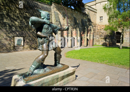Statua di Robin Hood il famoso archer al di fuori del castello di Nottingham, Nottingham, Nottinghamshire England Regno Unito GB EU Europe Foto Stock