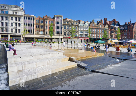 Nuove fontane e la piscina a sfioro nel rinnovato Piazza del Mercato Vecchio Nottingham City Centre Inghilterra uk gb UE Foto Stock