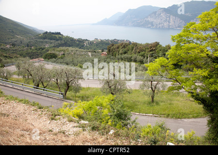 Una strada tortuosa sul Lago di Garda Italia Foto Stock