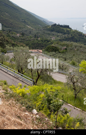 Una strada tortuosa sul Lago di Garda Italia Foto Stock