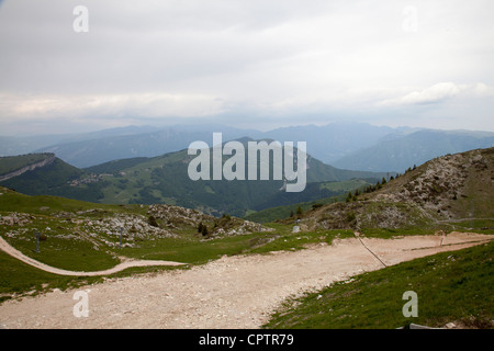 Monte Baldo funivia ristorante e vista Malcesine Lago di Garda Italia Foto Stock