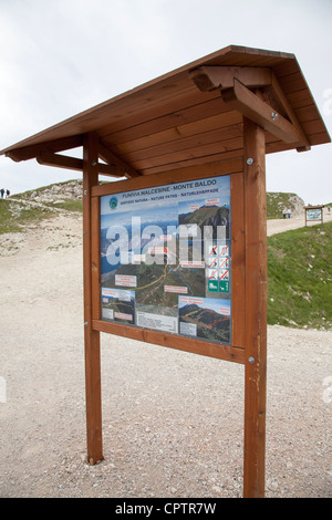 Monte Baldo funivia ristorante e vista Malcesine Lago di Garda Italia Foto Stock