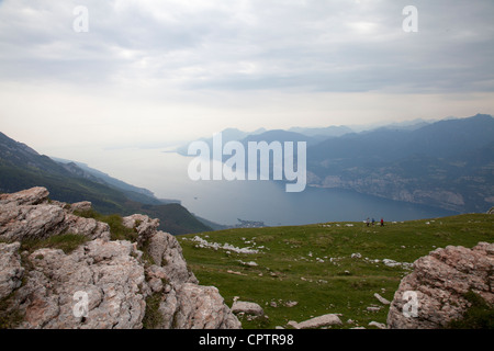 Monte Baldo funivia ristorante e vista Malcesine Lago di Garda Italia Foto Stock