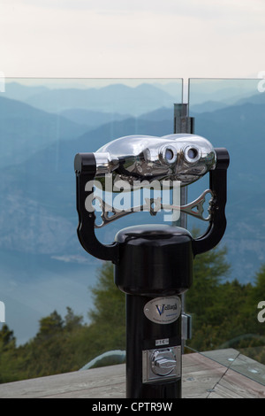 Un telescopio con vista sul Monte Baldo Malcesine Lago di Garda Lago di Garda Italia Foto Stock