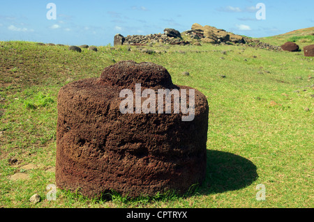 Caduto topknot rosso Ahu Vinapu Isola di Pasqua Cile Foto Stock