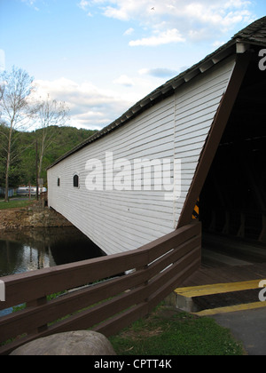 Elizabethton storico, Tennessee ponte coperto, costruito nel 1882, si allunga per 134 piedi attraverso il DOE Fiume. Foto Stock