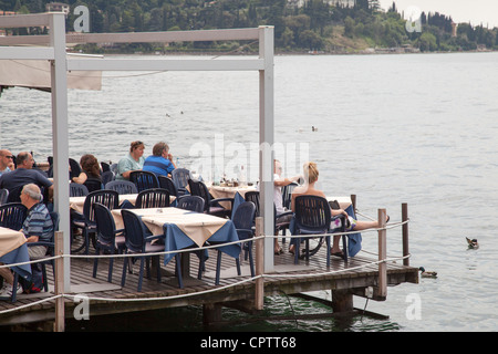 Coppie che vogliono godersi una cena rilassante guardando oltre il Lago di Garda, Italia Foto Stock