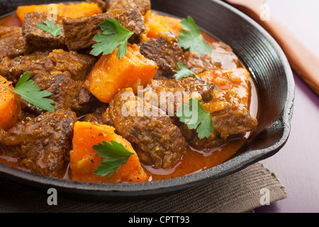 Tagine marocchino o spezzatino di carne con patate dolci, in una ghisa pan. Foto Stock