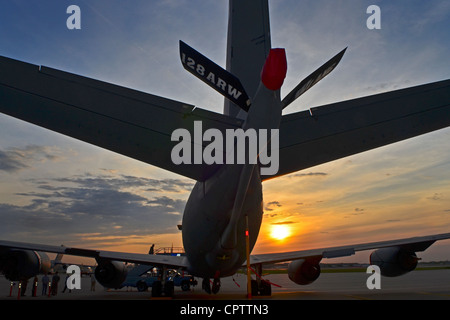 Il sole tramonta su un aeromobile Stratotanker KC-135 alla 128th Air Refueling Wing, Wisconsin Air National Guard, 11 maggio 2012. Il KC-135 Stratotanker della 128a ala di rifornimento aria è in esposizione statica per il 2012 Armed Forces Military Display. Il Military Display è l'evento di lancio che celebra la settimana delle forze armate nell'area di Milwaukee Foto Stock