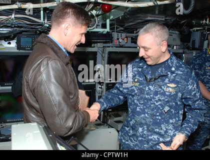 Garcia III, segretario aggiunto della Marina, scuote le mani e scambia le monete di comando con il CMdR. Michael Luckett, comandante del sottomarino di attacco della classe Virginia USS Missouri (SSN 780), durante una visita alla base sottomarina di New London per discutere le iniziative marine e marinai del XXI secolo. Queste iniziative consolidano una serie di obiettivi e politiche, nuove ed esistenti, per massimizzare la preparazione personale di marinai e Marine, costruire la resilienza e affinare la forza più efficace da combattimento nella storia del Dipartimento della Marina. Foto Stock