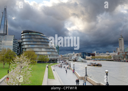 Aria di tempesta su City Hall, London, Regno Unito Foto Stock