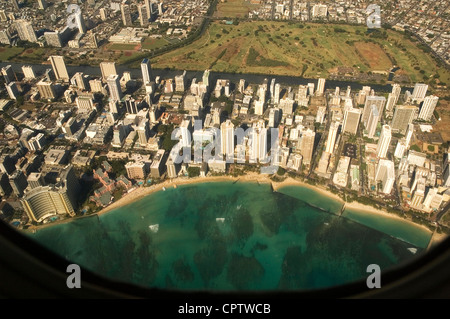Elk284-1324 Hawaii, Oahu, Waikiki Beach da aria, con highrises lungo l'Oceano Pacifico Foto Stock