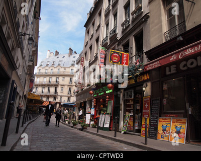 Persone che passeggiano su Rue de la Harpe nel Quartiere Latino di Parigi, Francia, 10 maggio 2012, © Katharine Andriotis Foto Stock