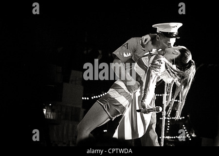 Un Marine coglie l'opportunità di baciare il cantante Katy Perry, sul palco durante la festa di apertura notturna per Fleet Week New York. La settimana della flotta è un'opportunità per i marinai, e i guardie della costa per mostrare alla gente di New York il team della nave, della Marina e della Guardia Costiera, che cosa fanno e quanto sono impegnati a servire questo paese. Ventuno navi statunitensi e di coalizione e più di 6,000 truppe parteciperanno al 25° anniversario della Fleet Week New York, una celebrazione del Bicentenario della guerra del 1812, dal 23 al 30 maggio. Foto Stock