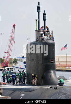 Il più recente nome del Mississippi, il sottomarino fast attack classe Virginia Pre-Commissioning Unit (PCU) Mississippi (SSN 782), ormeggiare al porto di Pascagoula, Missa in preparazione della sua cerimonia di commissionamento il 2 giugno. Fatturato come il sottomarino di attacco della Marina di nuova generazione, lungo 377 metri, con un raggio di 34 metri, del peso di 7,800 tonnellate quando immerso e con un equipaggio di 134 persone, il Mississippi è uno dei sottomarini più nuovi e tecnologicamente sofisticati della Marina. PCU Mississippi è la quinta nave della marina statunitense a portare il nome dello Stato di Magnolia. Foto Stock