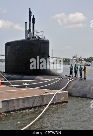 Il più recente nome del Mississippi, il sottomarino fast attack classe Virginia Pre-Commissioning Unit (PCU) Mississippi (SSN 782), ormeggiare al porto di Pascagoula, Missa in preparazione della sua cerimonia di commissionamento il 2 giugno. Fatturato come il sottomarino di attacco della Marina di nuova generazione, lungo 377 metri, con un raggio di 34 metri, del peso di 7,800 tonnellate quando immerso e con un equipaggio di 134 persone, il Mississippi è uno dei sottomarini più nuovi e tecnologicamente sofisticati della Marina. PCU Mississippi è la quinta nave della marina statunitense a portare il nome dello Stato di Magnolia. Foto Stock