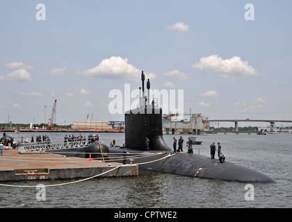 Il più recente nome del Mississippi, il sottomarino fast attack classe Virginia Pre-Commissioning Unit (PCU) Mississippi (SSN 782), ormeggiare al porto di Pascagoula, Missa in preparazione della sua cerimonia di commissionamento il 2 giugno. Fatturato come il sottomarino di attacco della Marina di nuova generazione, lungo 377 metri, con un raggio di 34 metri, del peso di 7,800 tonnellate quando immerso e con un equipaggio di 134 persone, il Mississippi è uno dei sottomarini più nuovi e tecnologicamente sofisticati della Marina. PCU Mississippi è la quinta nave della marina statunitense a portare il nome dello Stato di Magnolia. Foto Stock