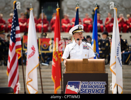 Forze armate statunitensi secondo ufficiale di classifica, Vice Presidente dei capi di Stato maggiore, Navy ADM. James A. Winnefeld Jr., parla al Festival Memorial Service 500 che si tiene sui gradini nord del monumento ai soldati e ai marinai dell'Indiana a Indianapolis, venerdì 25 maggio 2012 Foto Stock