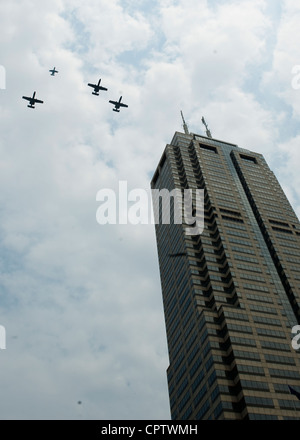 La Guardia Nazionale aerea dell'Indiana A-10 Thunderbolt II Aircraft della 122nd Fighter Wing, con sede a Fort Wayne, Ind., vola la formazione di uomini scomparsi sul Festival Memorial Service del 500 che si è tenuto sui gradini nord del Monumento ai soldati e ai marinai dell'Indiana a Indianapolis, venerdì 25 maggio 2012. Foto Stock