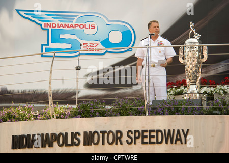 Forze armate statunitensi secondo ufficiale di classifica, Vice Presidente dei capi congiunti del personale della Marina ADM. James A. Winnefeld Jr., si rivolge alla folla di oltre 300,000 persone all'Indianapolis Motor Speedway poco prima della 96esima corsa dell'Indianapolis 500, domenica 27 maggio 2012. Foto Stock