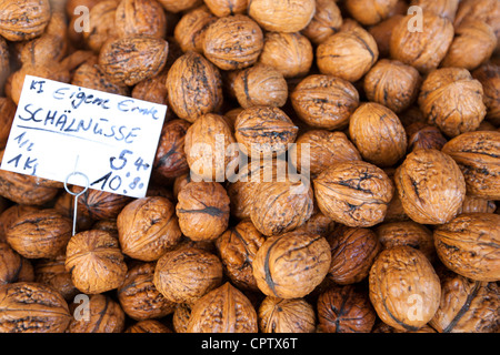 Le noci fresche in vendita nel mercato alimentare a Viktualienmarkt Monaco di Baviera, Germania Foto Stock