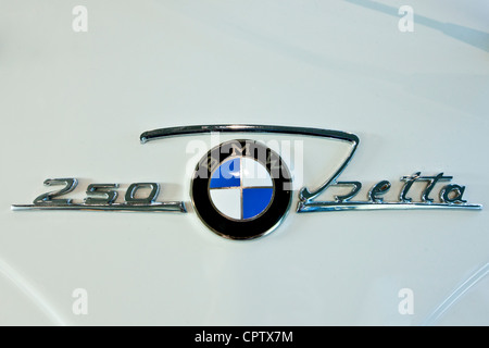 BMW 250 Isetta badge sulla bolla auto presso la fabbrica BMW e con sede centrale a Monaco di Baviera, Germania Foto Stock