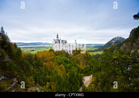 Schloss castello di Neuschwanstein, xix secolo revival Romanico Palace di Ludwig II di Baviera nelle Alpi Bavaresi, Germania Foto Stock