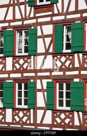 Finestre e persiane di legno di pittoreschi di legno a casa a Schiltach nelle Alpi Bavaresi, Germania Foto Stock