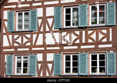 Finestre e persiane di legno di pittoreschi di legno a casa a Schiltach nelle Alpi Bavaresi, Germania Foto Stock