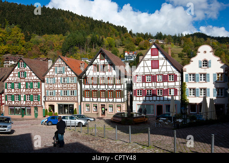 Caratteristico con travi in legno case in Schiltach nelle Alpi Bavaresi, Germania Foto Stock