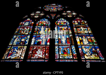 Finestra di vetro colorato nella cattedrale di Notre Dame, la Madonna a Strasburgo, Alsazia, Francia Foto Stock