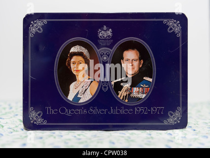 Giubileo d'argento della regina 1952-1977 scatola commemorativa da Cadbury Ltd, con foto ovale della Regina Elisabetta II e il Principe Filippo Foto Stock